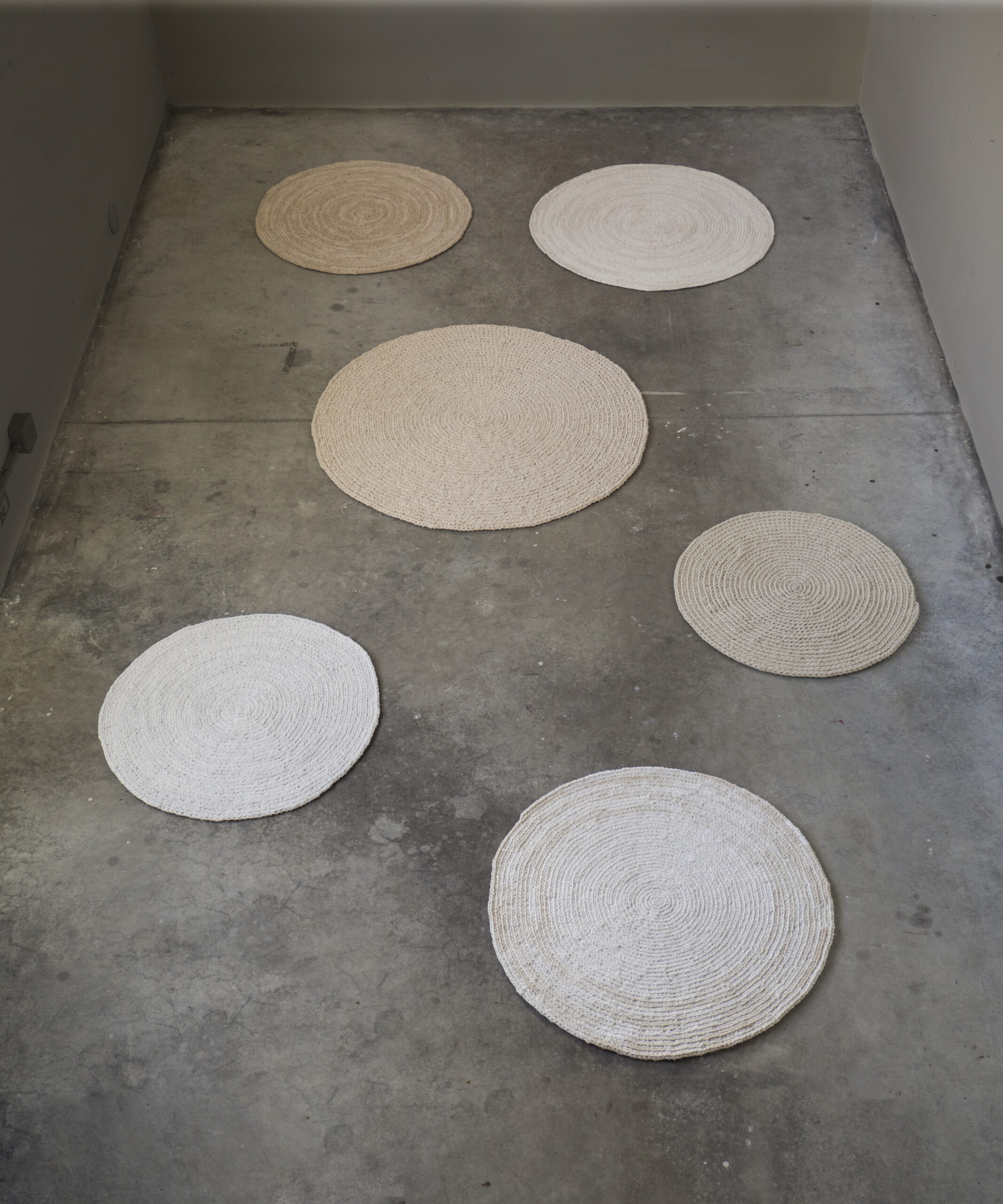 Latti, 2019-2020, cotone, lana, tinture naturali, dimensioni variabili (diametro circa 90 cm min - 140 cm max) - Miriam Del Seppia - cortesia dell'artista